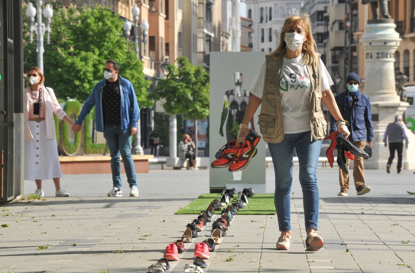 Los vallisoletanos se echan a la calle para participar en la marcha. 