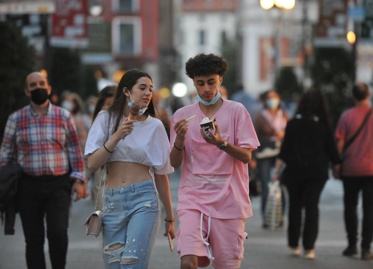 Fotos: Los vallisoletanos vacían las calles en el último toque de queda