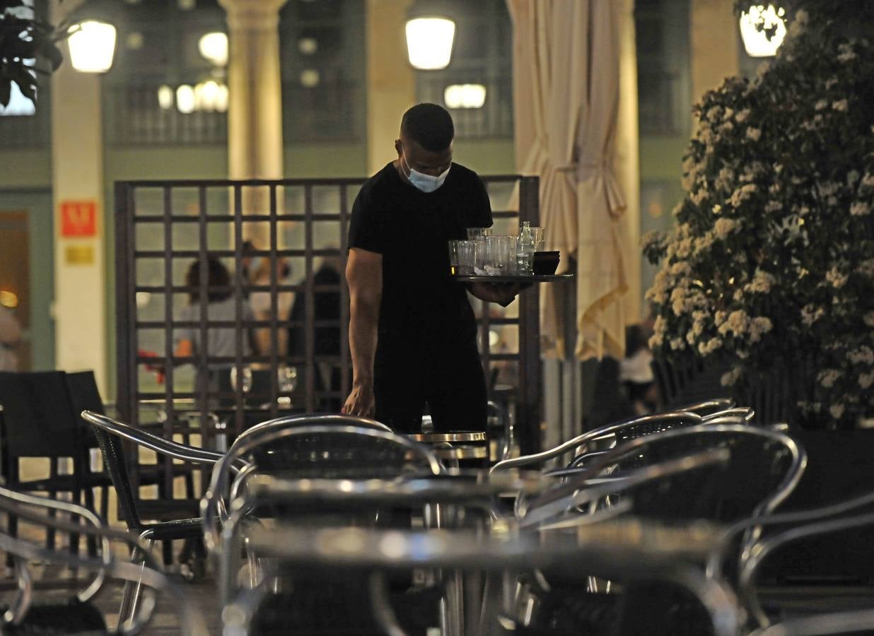 Fotos: Los vallisoletanos vacían las calles en el último toque de queda