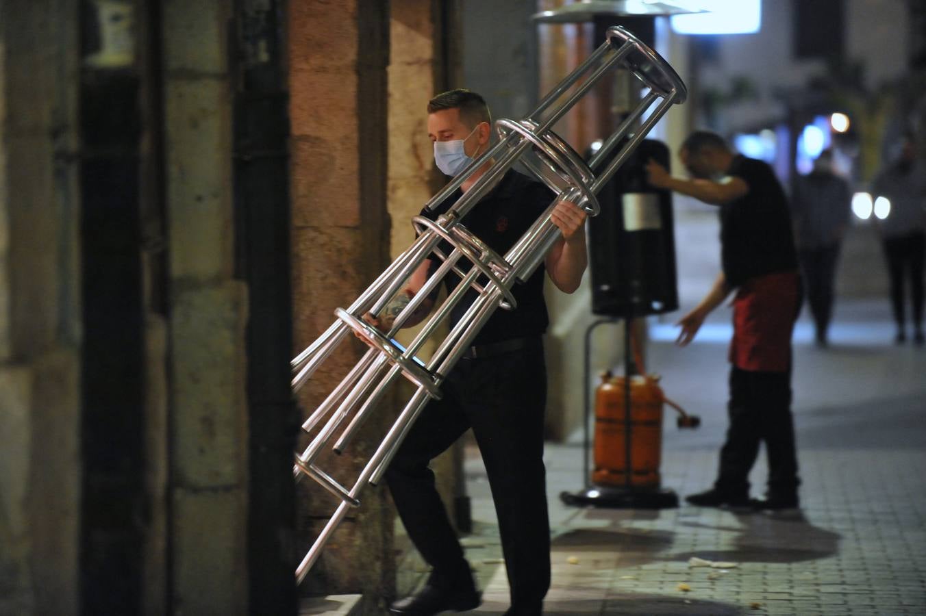 Fotos: Los vallisoletanos vacían las calles en el último toque de queda