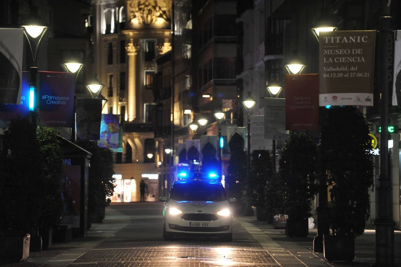 Fotos: Los vallisoletanos vacían las calles en el último toque de queda