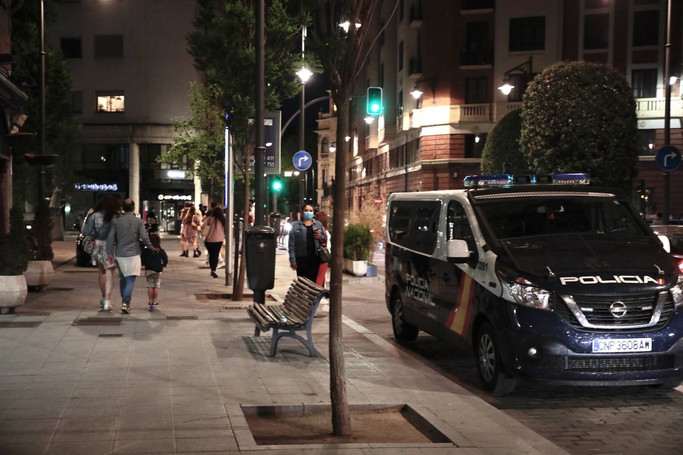 Fotos: Los vallisoletanos vacían las calles en el último toque de queda