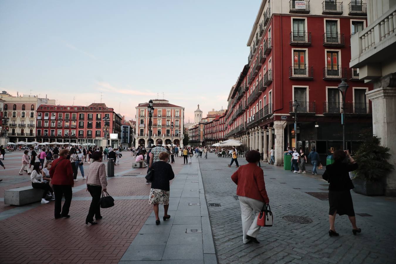 Fotos: Los vallisoletanos vacían las calles en el último toque de queda