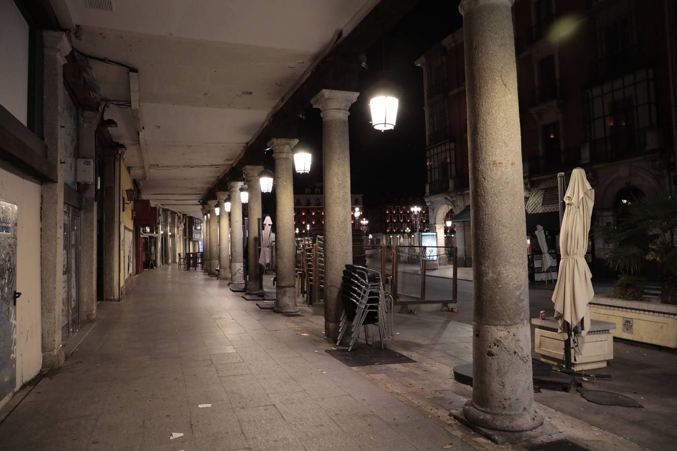 Fotos: Los vallisoletanos vacían las calles en el último toque de queda