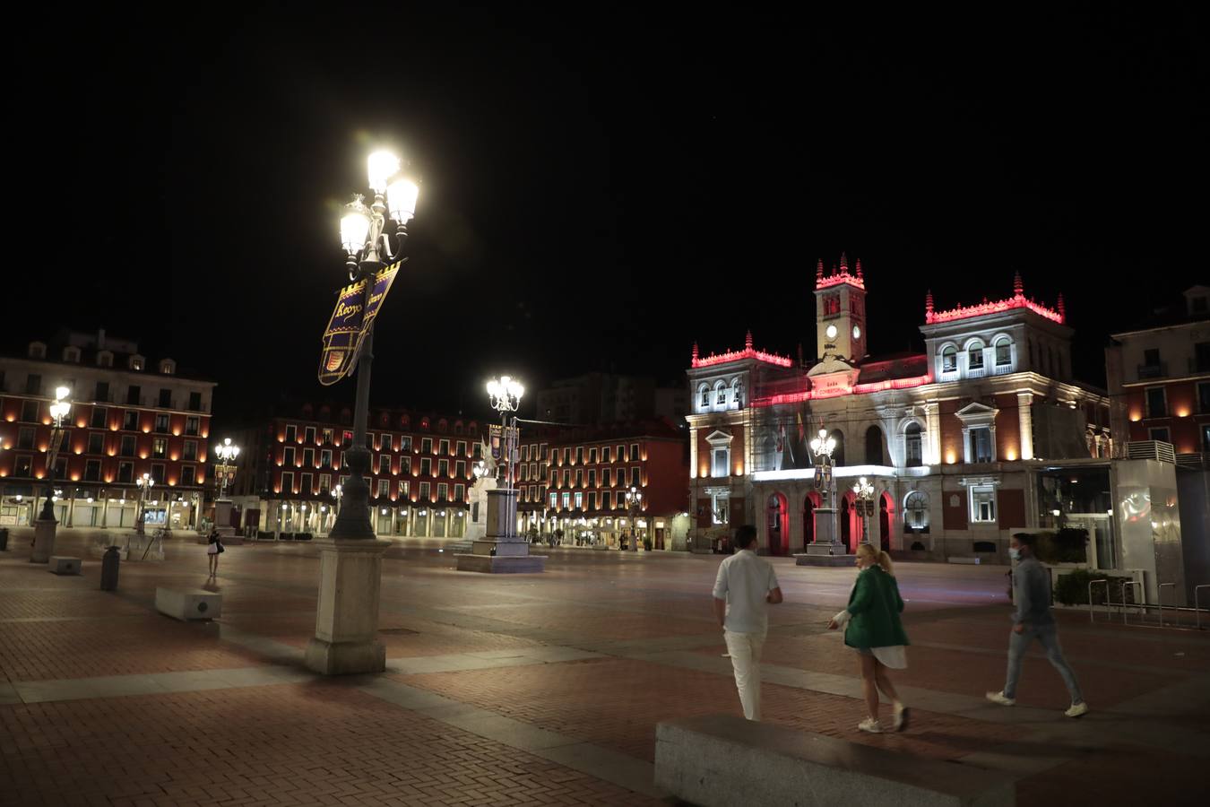 Fotos: Los vallisoletanos vacían las calles en el último toque de queda