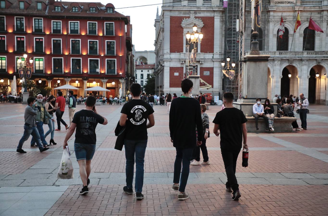 Fotos: Los vallisoletanos vacían las calles en el último toque de queda
