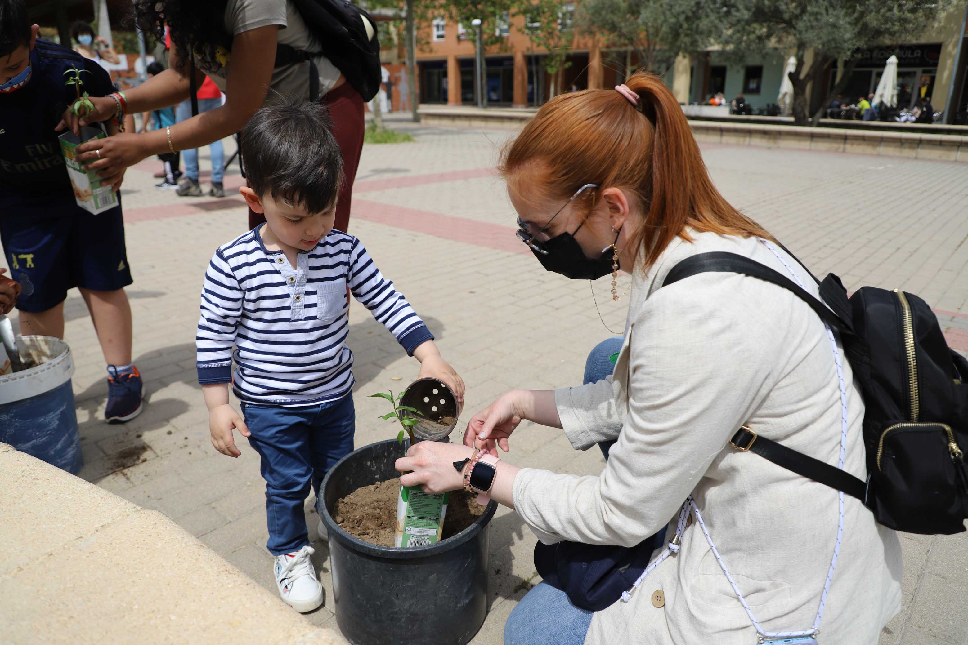 Los niños del barrio de El Zurguen aprenden a plantar árboles