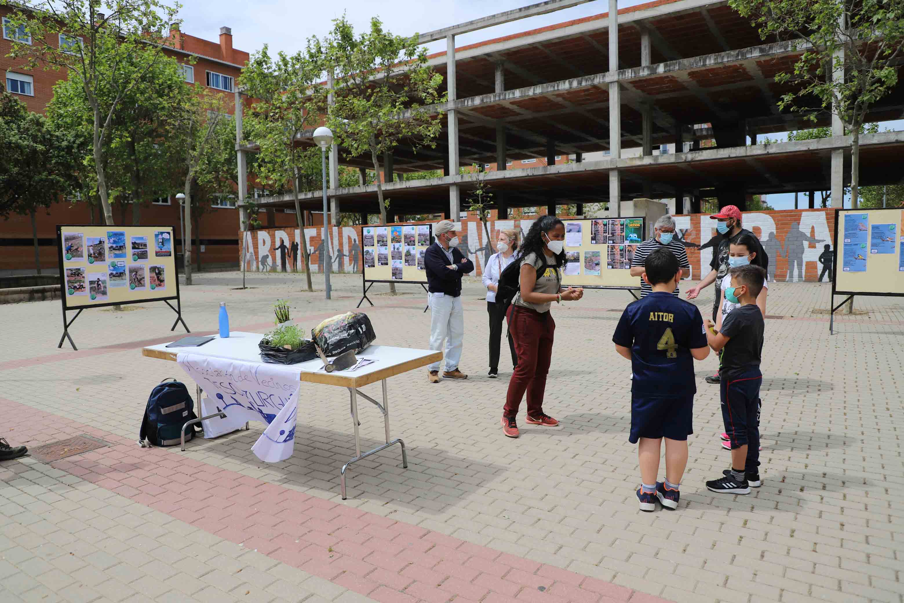 Los niños del barrio de El Zurguen aprenden a plantar árboles