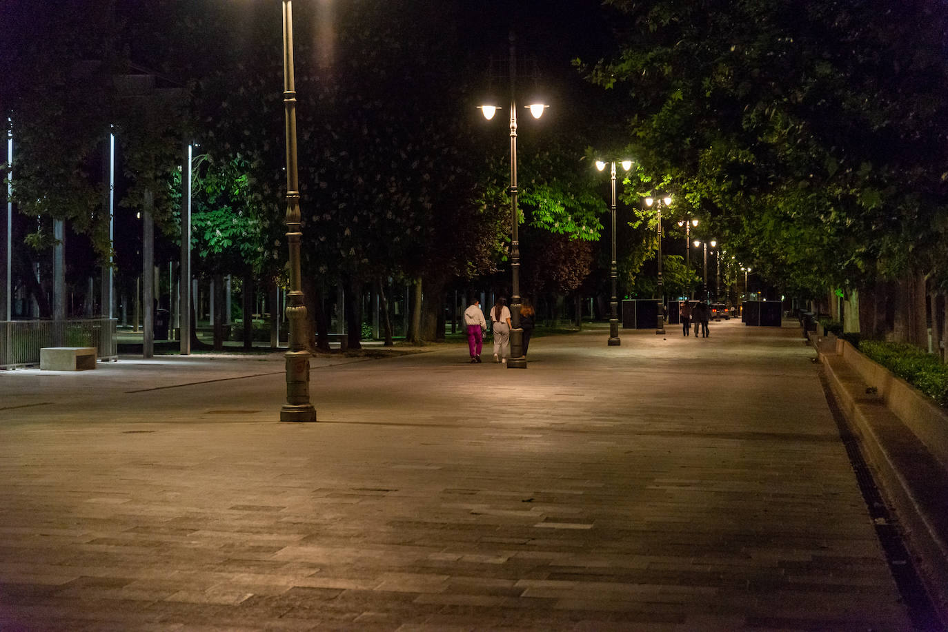 Palentinos en la Calle Mayor después de la medianoche.