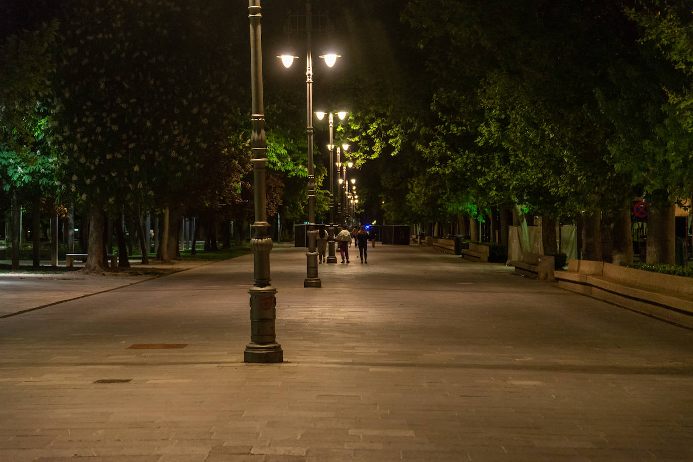 Palentinos en la Calle Mayor después de la medianoche.