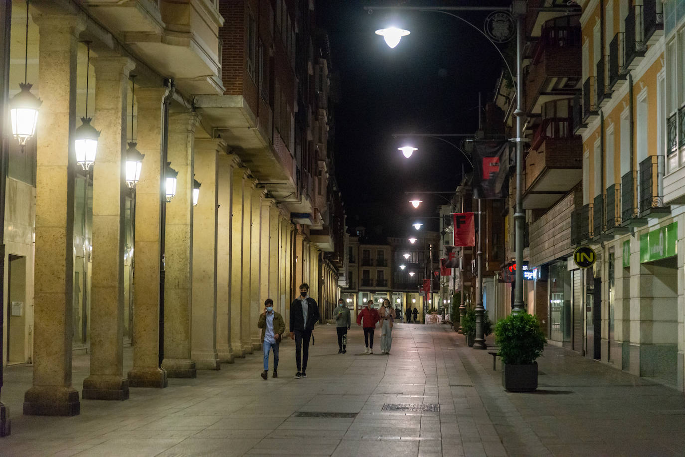 Palentinos en la Calle Mayor después de la medianoche.