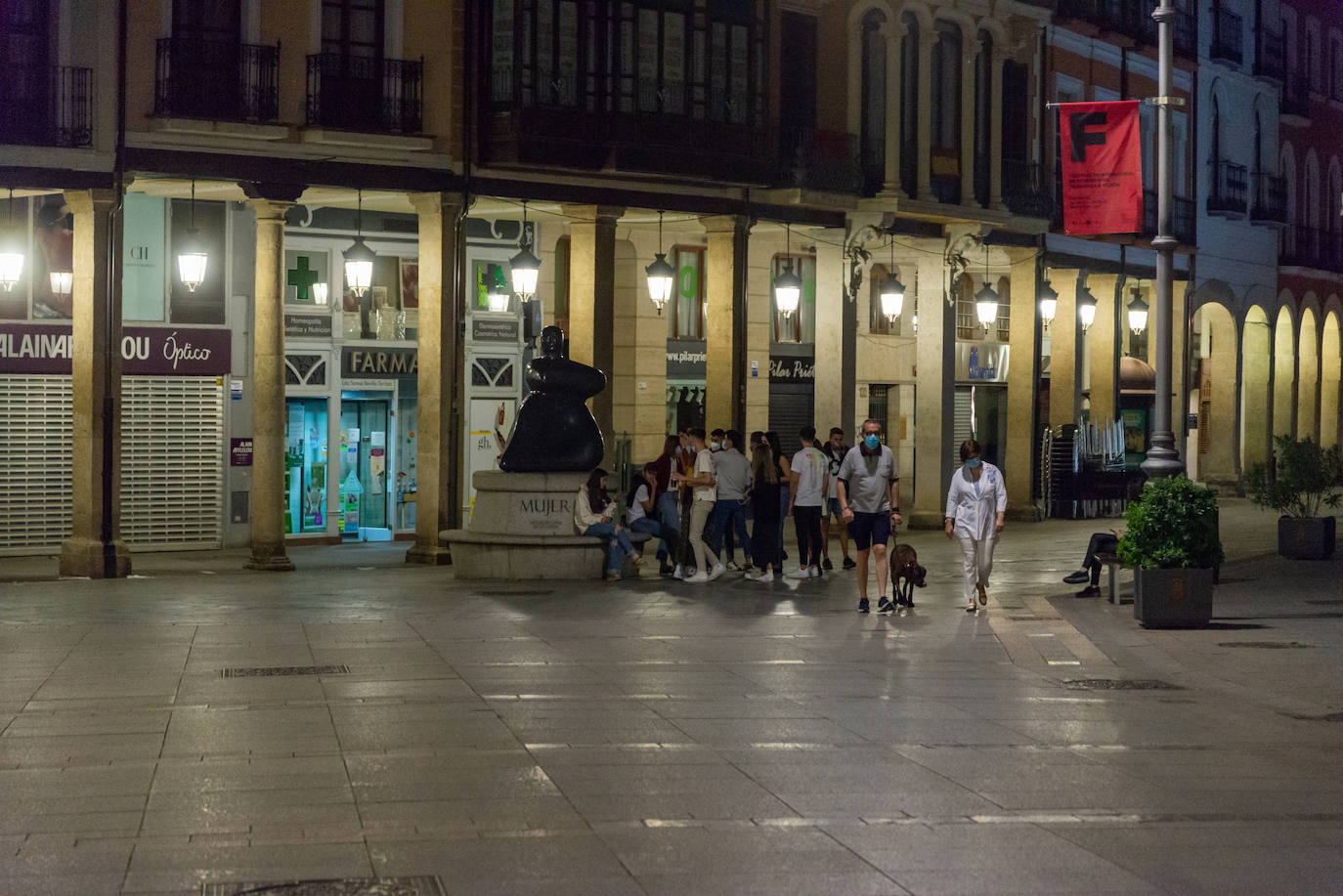 Palentinos en la Calle Mayor después de la medianoche.