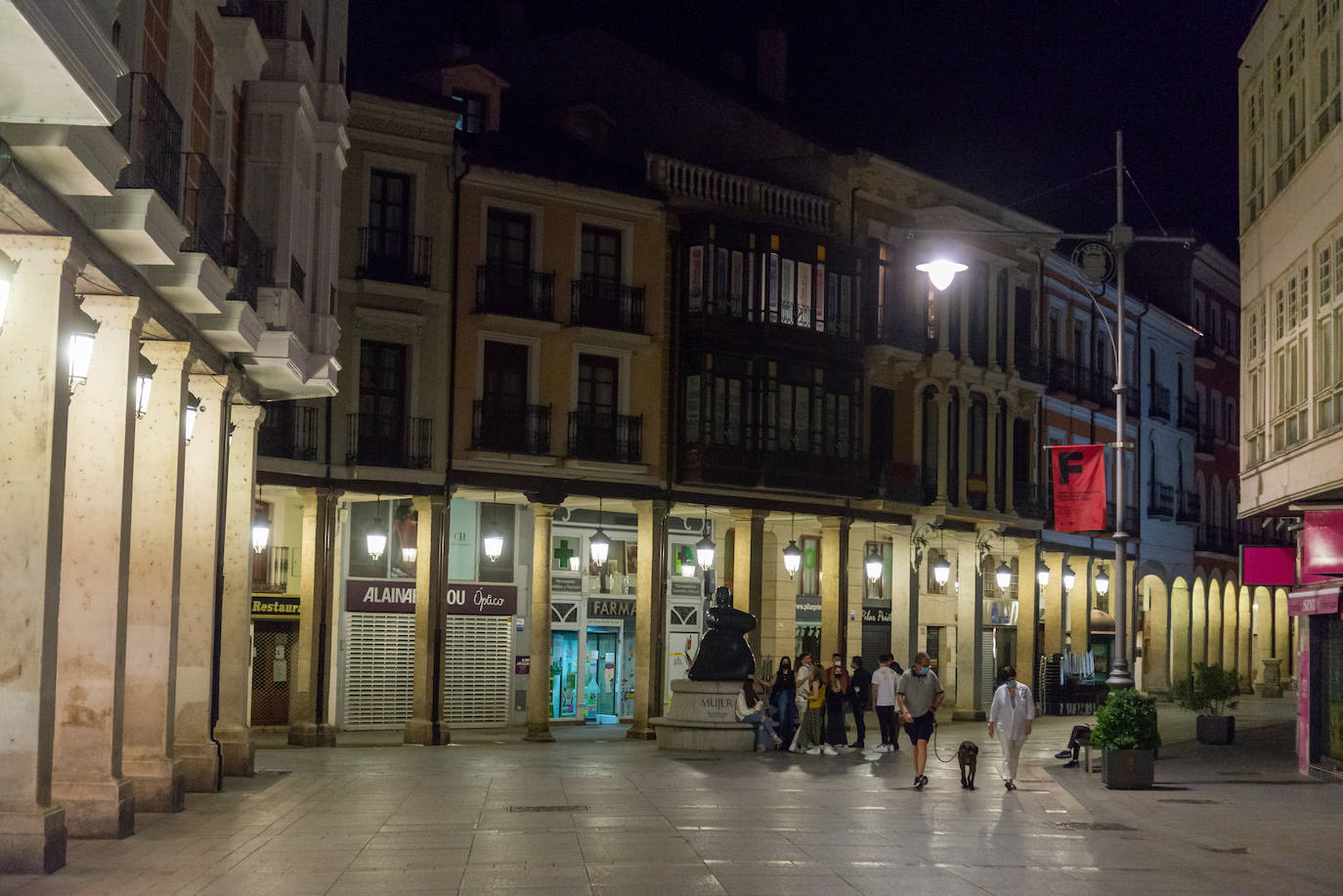 Palentinos en la Calle Mayor después de la medianoche.