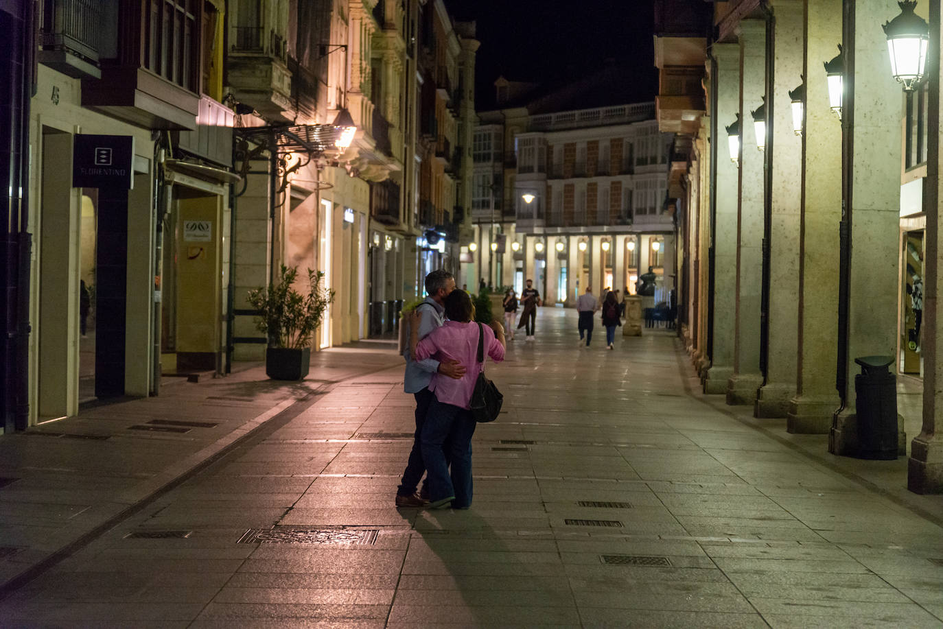 Palentinos en la Calle Mayor después de la medianoche.