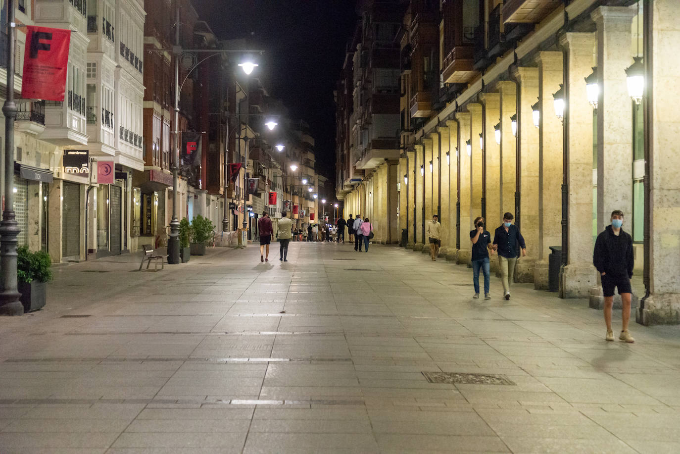 Palentinos en la Calle Mayor después de la medianoche.