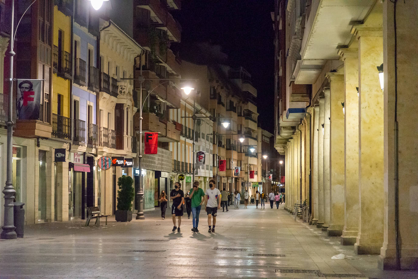 Palentinos en la Calle Mayor después de la medianoche.