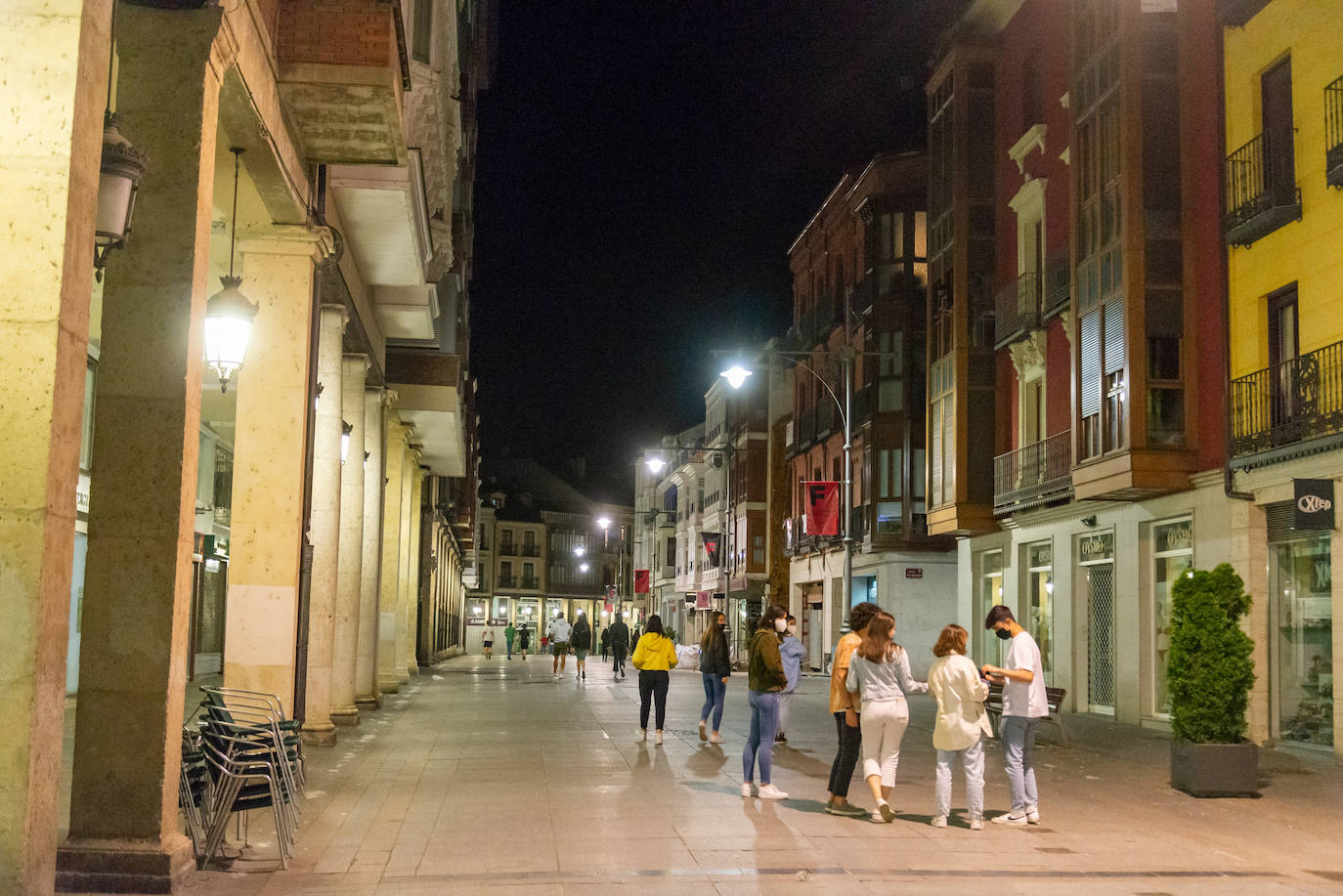 Palentinos en la Calle Mayor después de la medianoche.