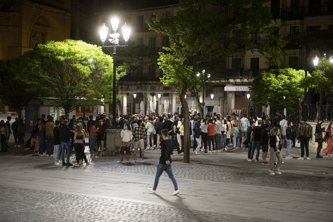 Grupos de jóvenes en las calles de Segovia tras el fin del estado de alarma.