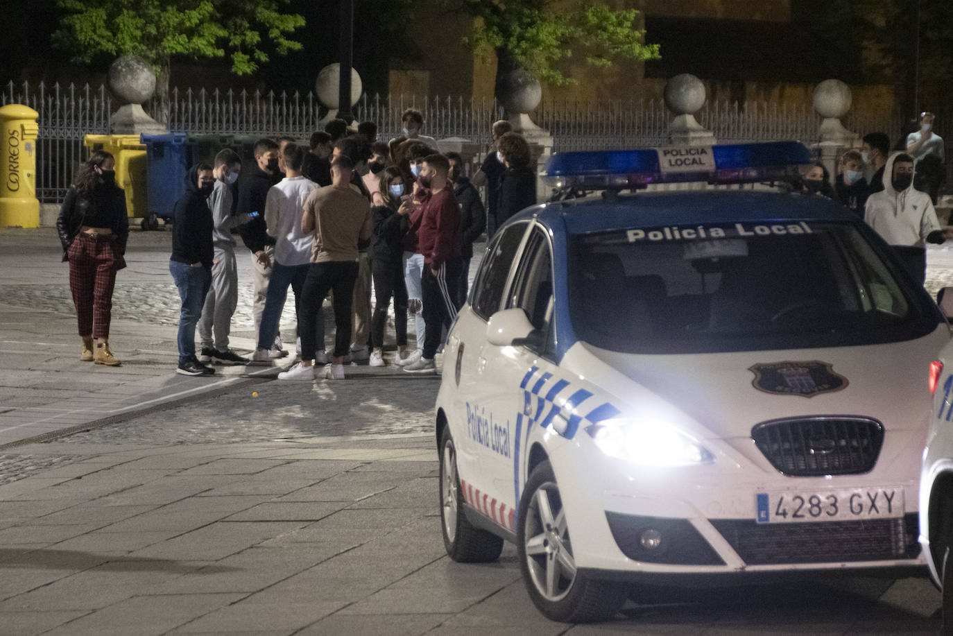 Grupos de jóvenes en las calles de Segovia tras el fin del estado de alarma.