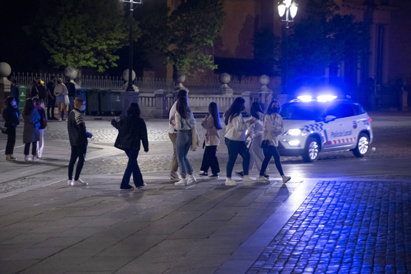 Grupos de jóvenes en las calles de Segovia tras el fin del estado de alarma.