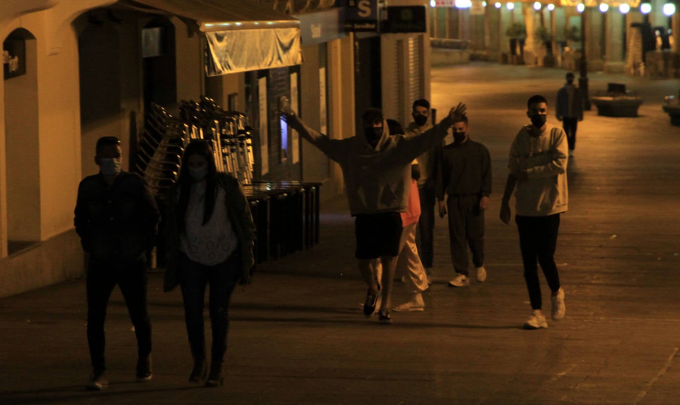 Grupos de jóvenes en las calles de Segovia tras el fin del estado de alarma.