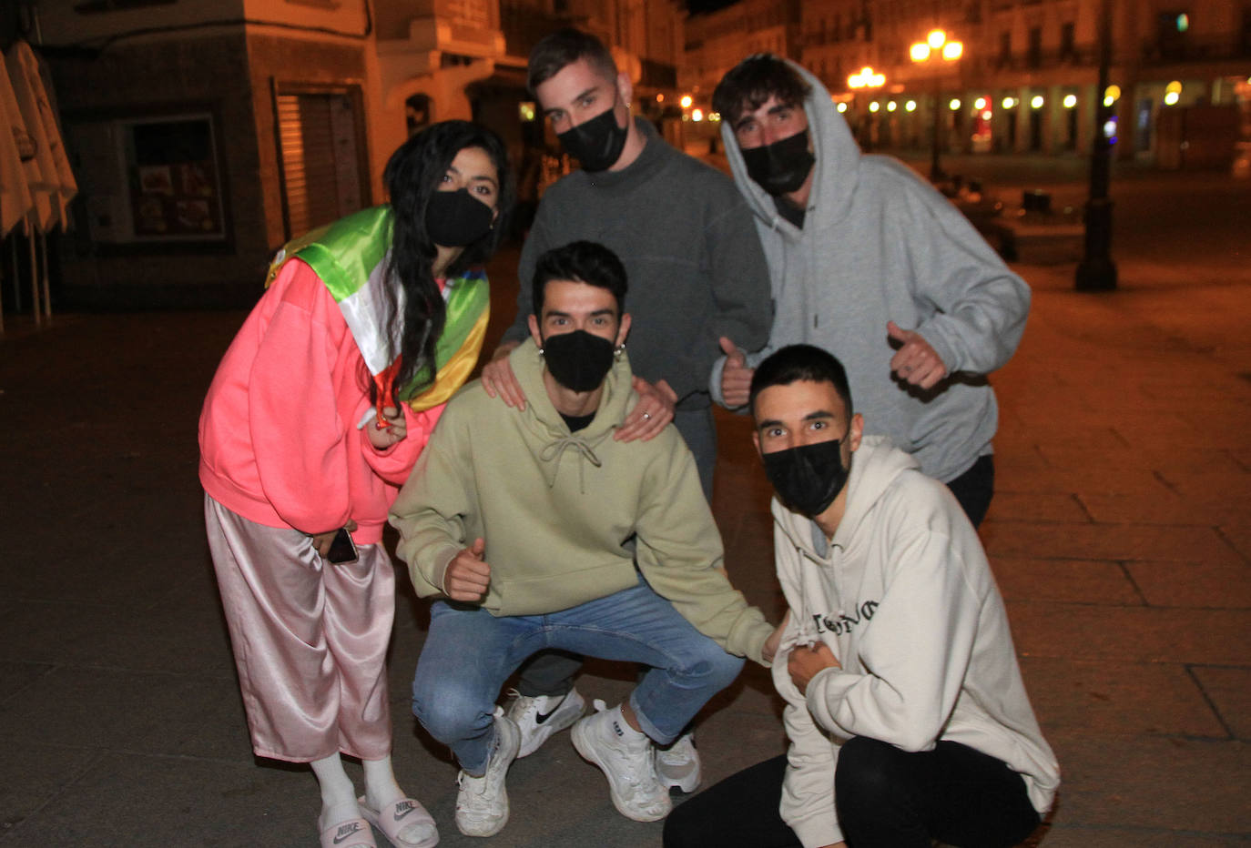 Grupos de jóvenes en las calles de Segovia tras el fin del estado de alarma.