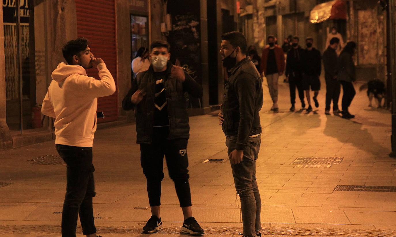 Grupos de jóvenes en las calles de Segovia tras el fin del estado de alarma.