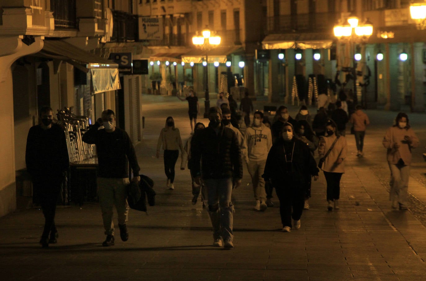 Grupos de jóvenes en las calles de Segovia tras el fin del estado de alarma.