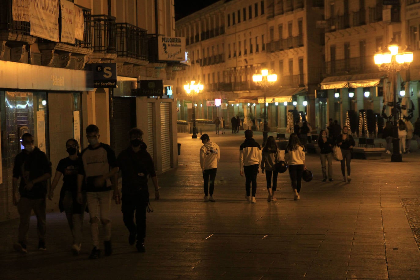 Grupos de jóvenes en las calles de Segovia tras el fin del estado de alarma.