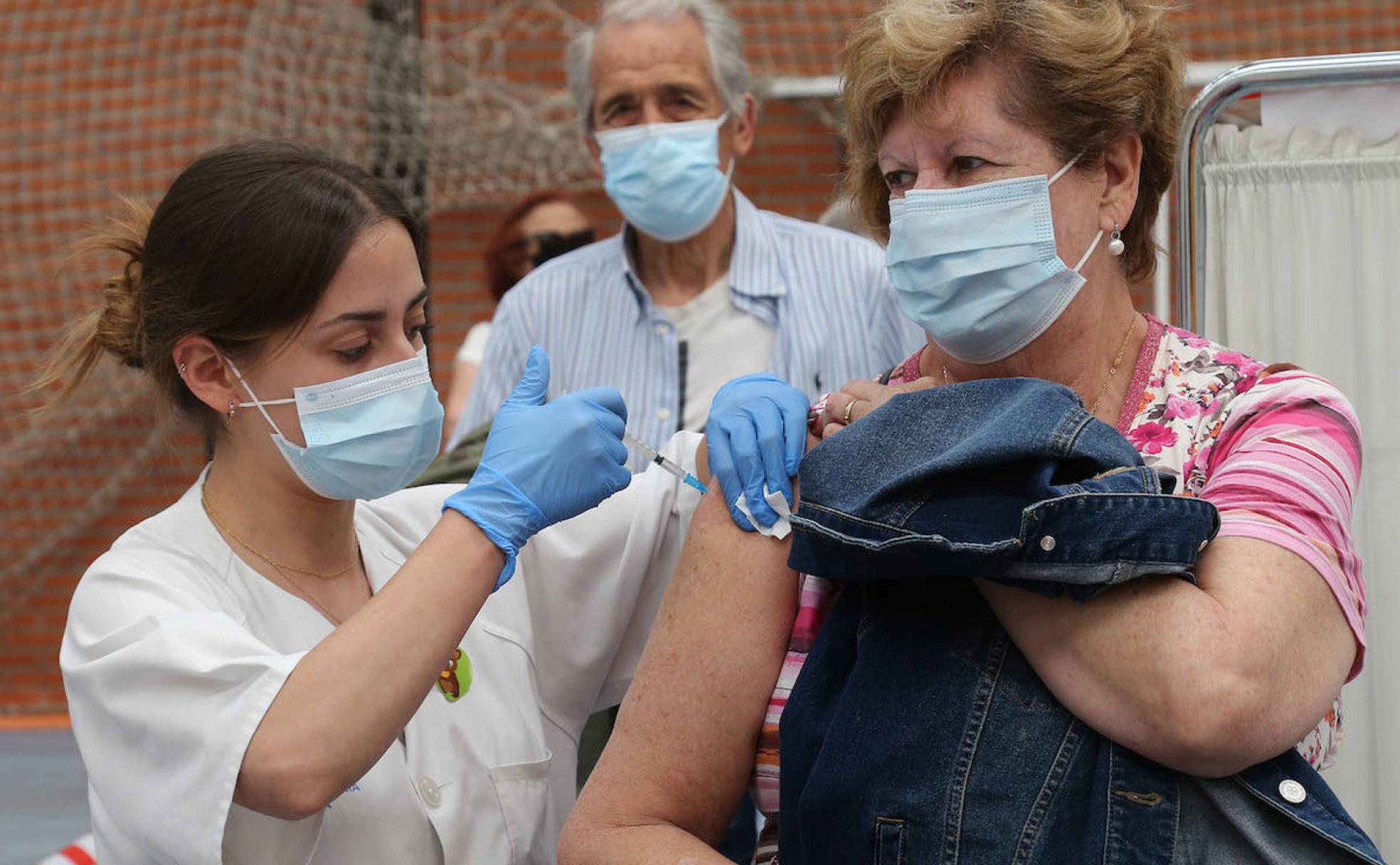 Marta Guerra adiministra una vacuna contra la covid, este jueves en Campos Góticos. 
