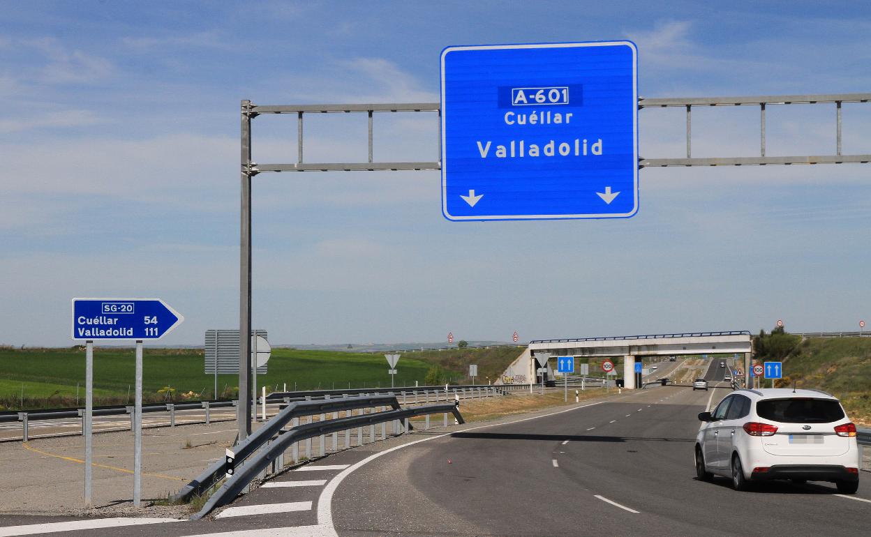 Primeros metros de la autovía que conecta Segovia con Valladolid.