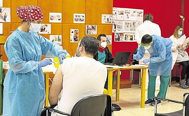 Las vacunas fijan la esperanza de un final definitivo tras 28 semanas de estado de alarma