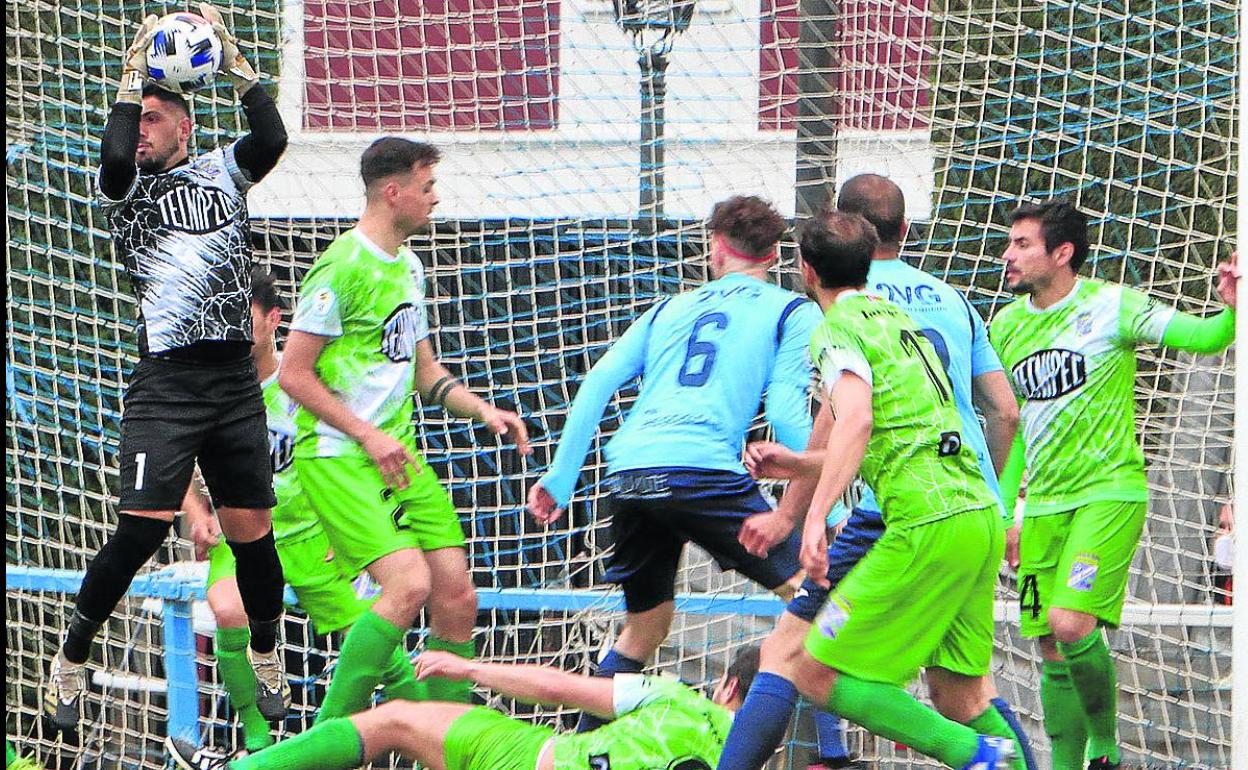 Sevillano atrapa un balón en el área. 