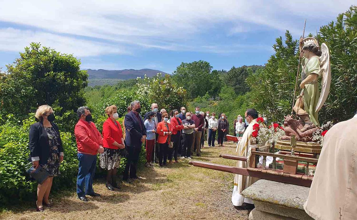 Bendición de los campos, que se realizó en un lateral de la iglesia parroquial. 