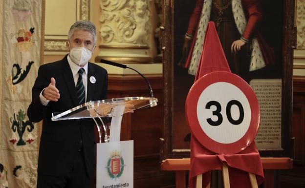 Marlaska afirma en Valladolid que los peajes de las autovías anunciados para 2024 están «en estudio»