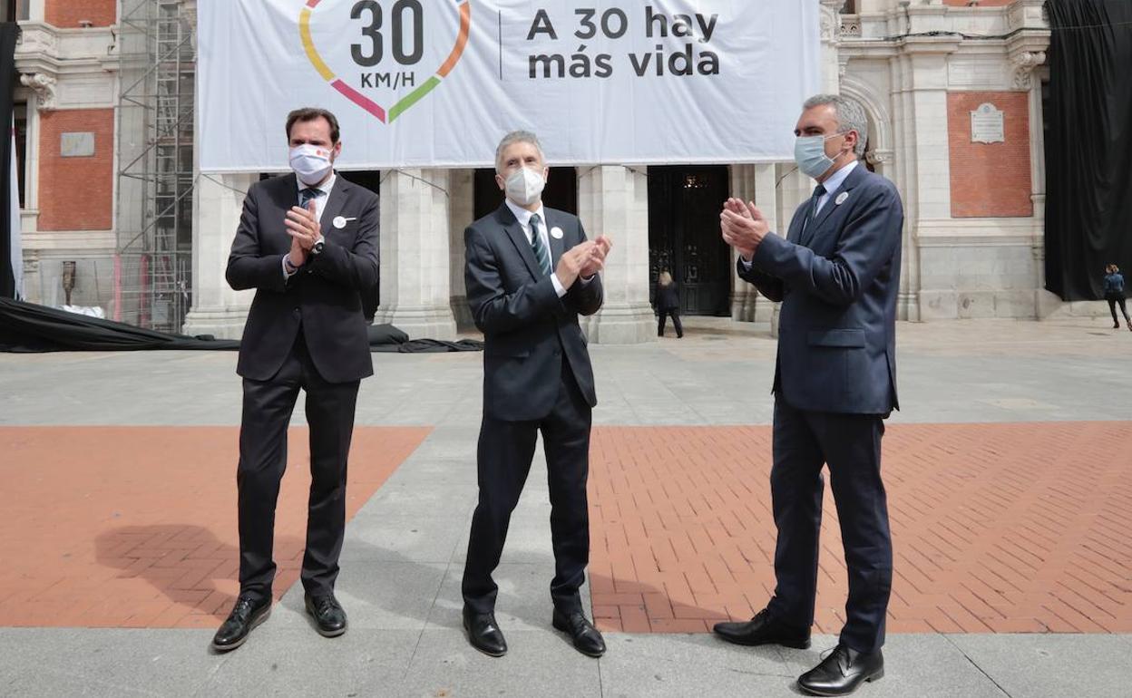 El alcalde, Óscar Puente, el ministro Grande-Marlaska, y el delegado del Gobierno, Javier Izquierdo. 