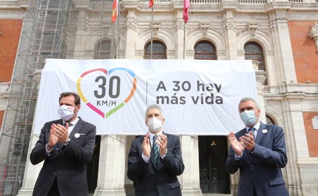 El alcalde, Óscar Puente; el ministro Marlaska y el delegado del Gobierno, Javier Izquierdo. 