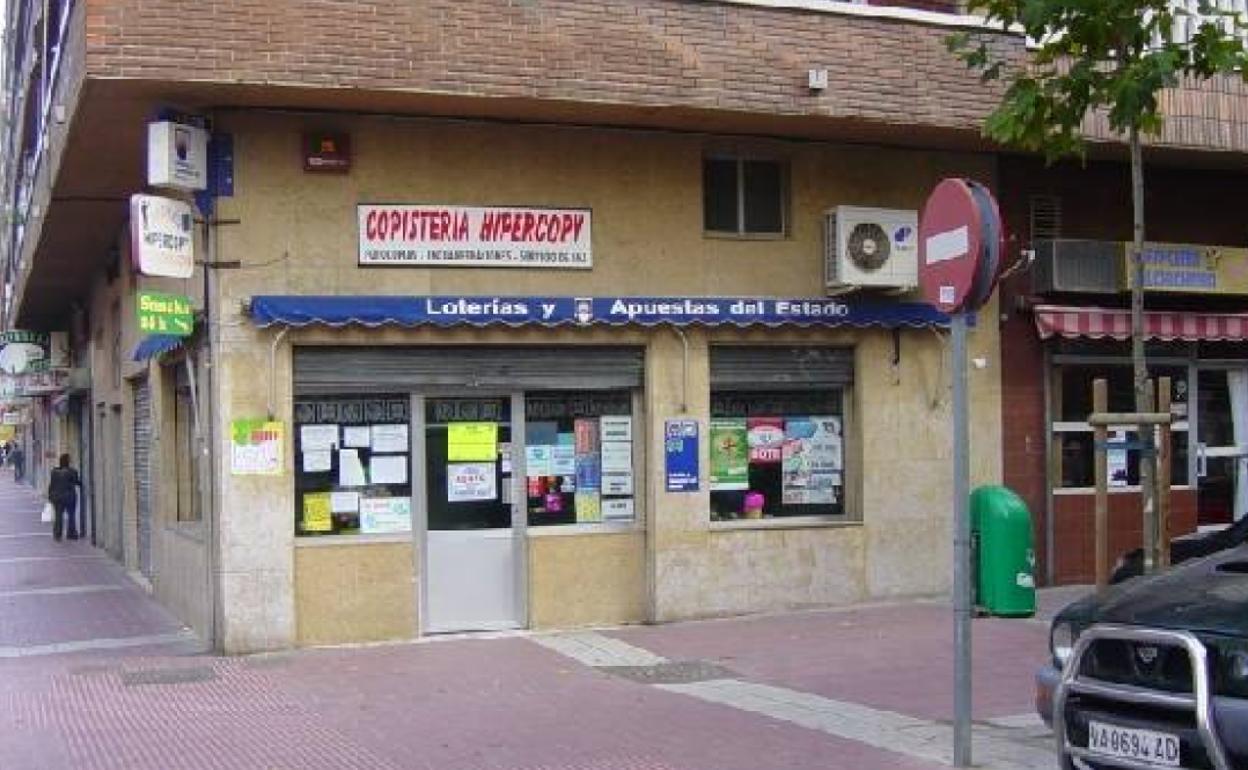 Fachada de la copistería Hipercopy, en la calle Pelícano de Valladolid, donde se repartió el décimo premiado. 
