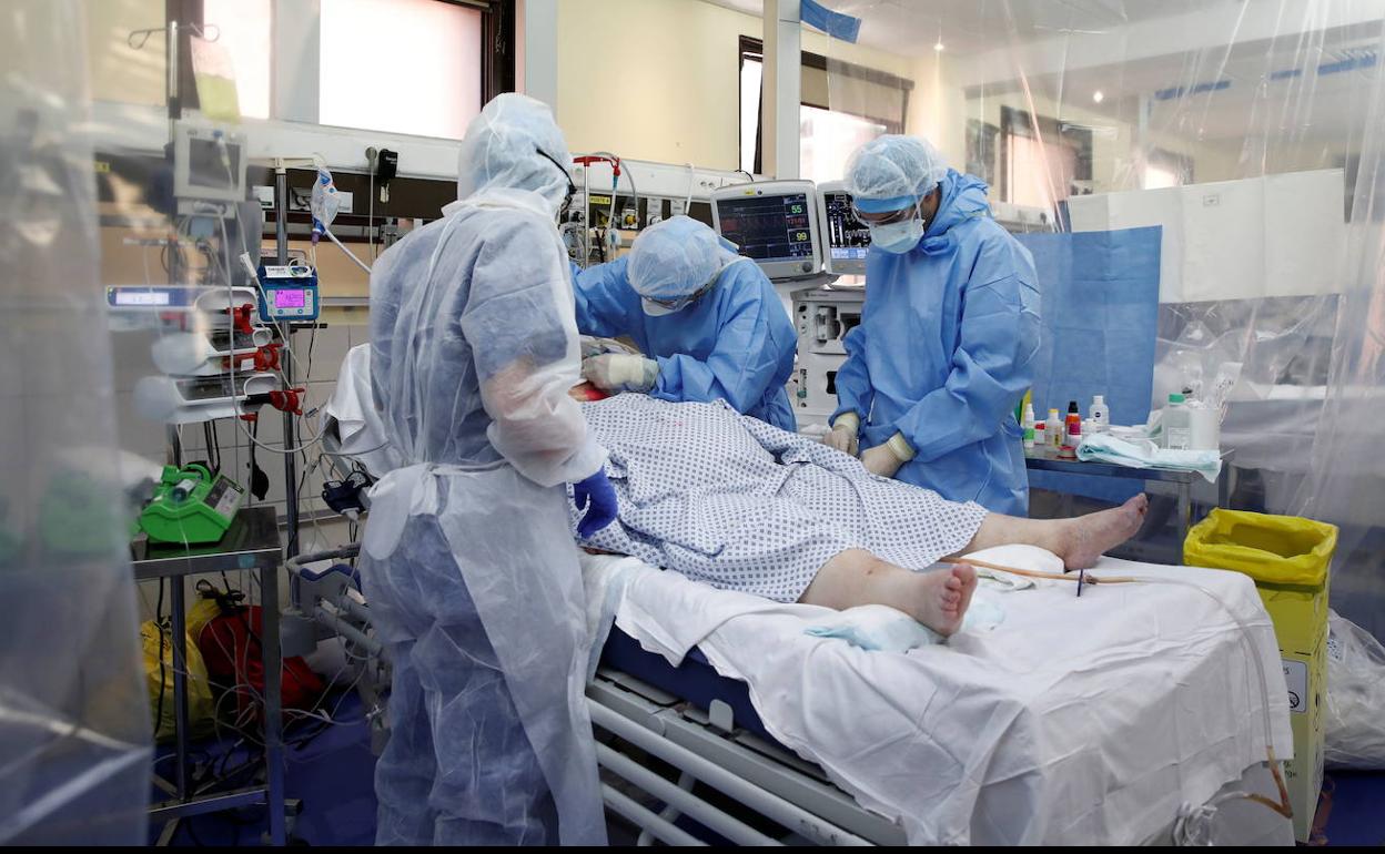 El equipo sanitario atiende a un paciente ingresado por covid. 