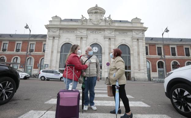 Inmaculada Martínez se despide de sus padres antes de tomar el tren a Barcelona, donde vive y trabaja. 