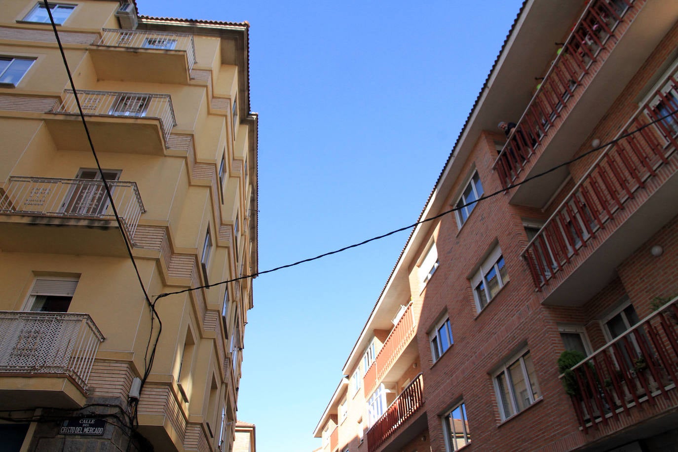 Cableado exterior en una calle del barrio.