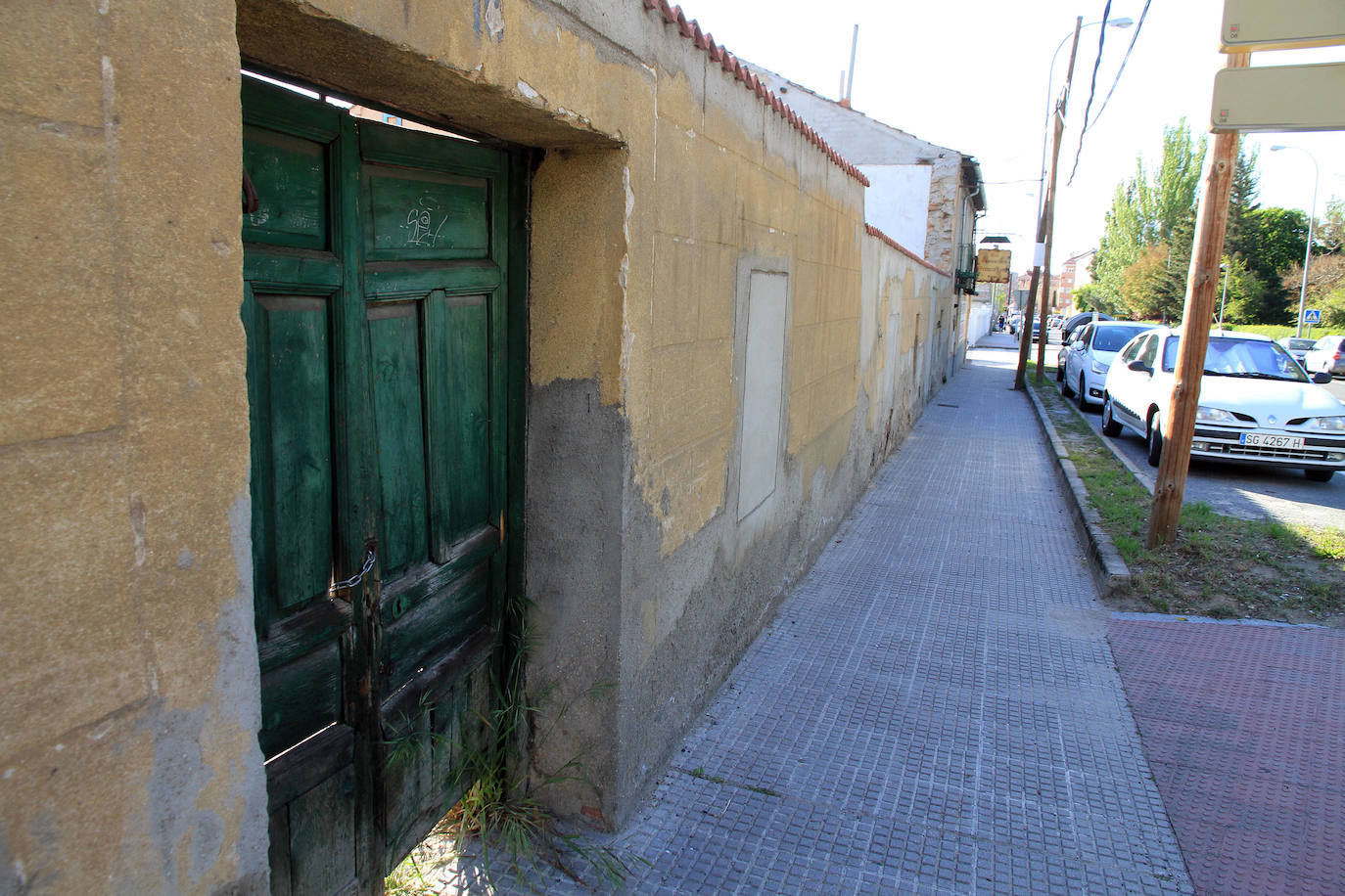 Algunos de los edficios situados a la entrada del barrio.