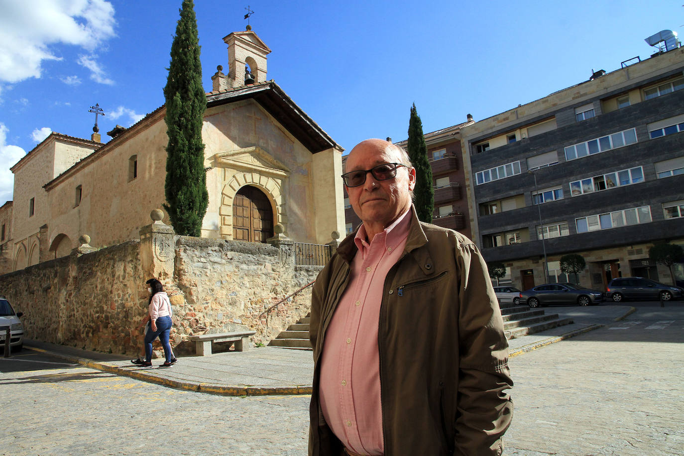 Juan Bautista Mullor, en la plaza del barrio.