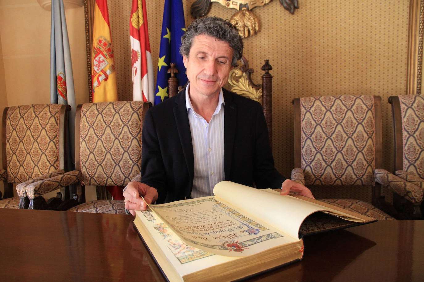 El concejal Andrés Torquemada ojea el Libro de Oro del Ayuntamiento de Segovia.