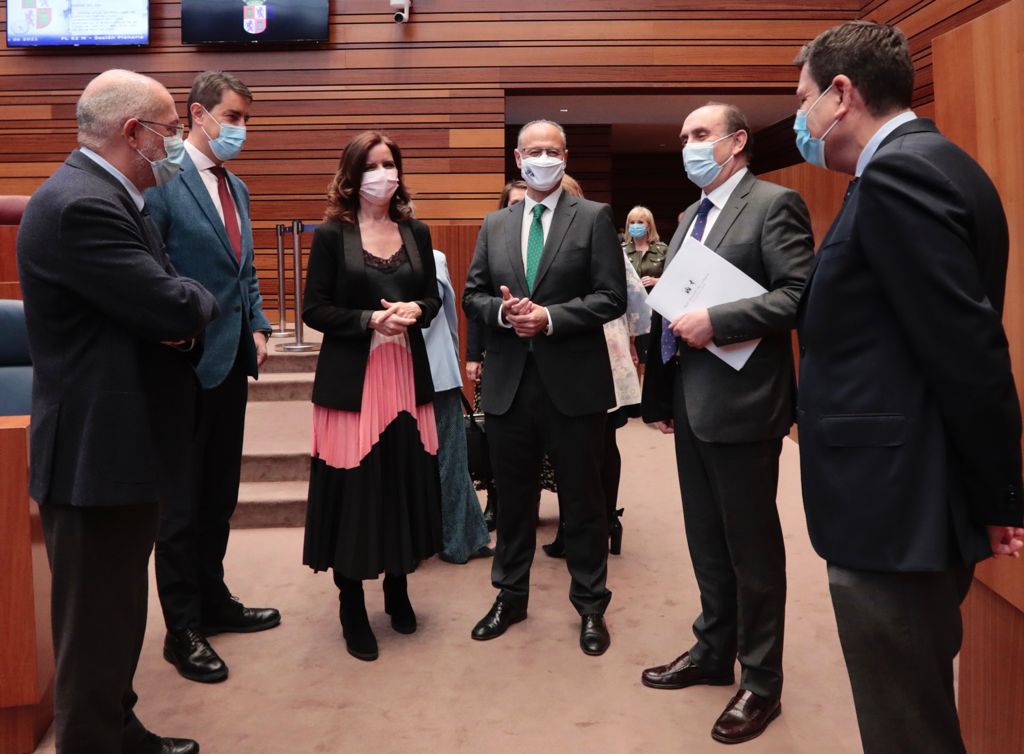 El Procurador del Común conversa con el presidente de las Cortes y varios consejeros de la Junta, antes del inicio del pleno.