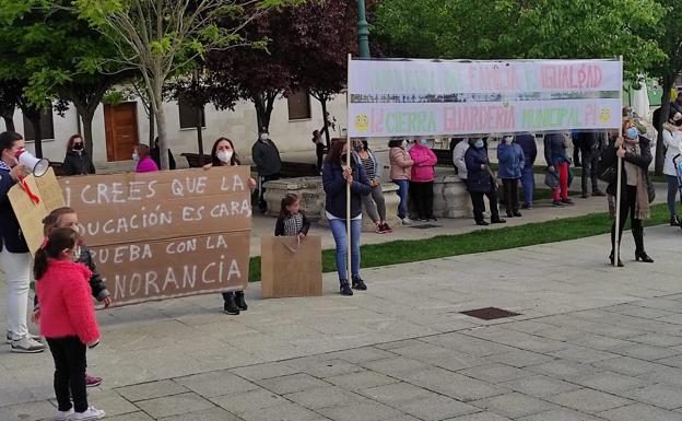 Manifestación en Renedo contra el cierre de la guardería municipal la tarde del martes. 