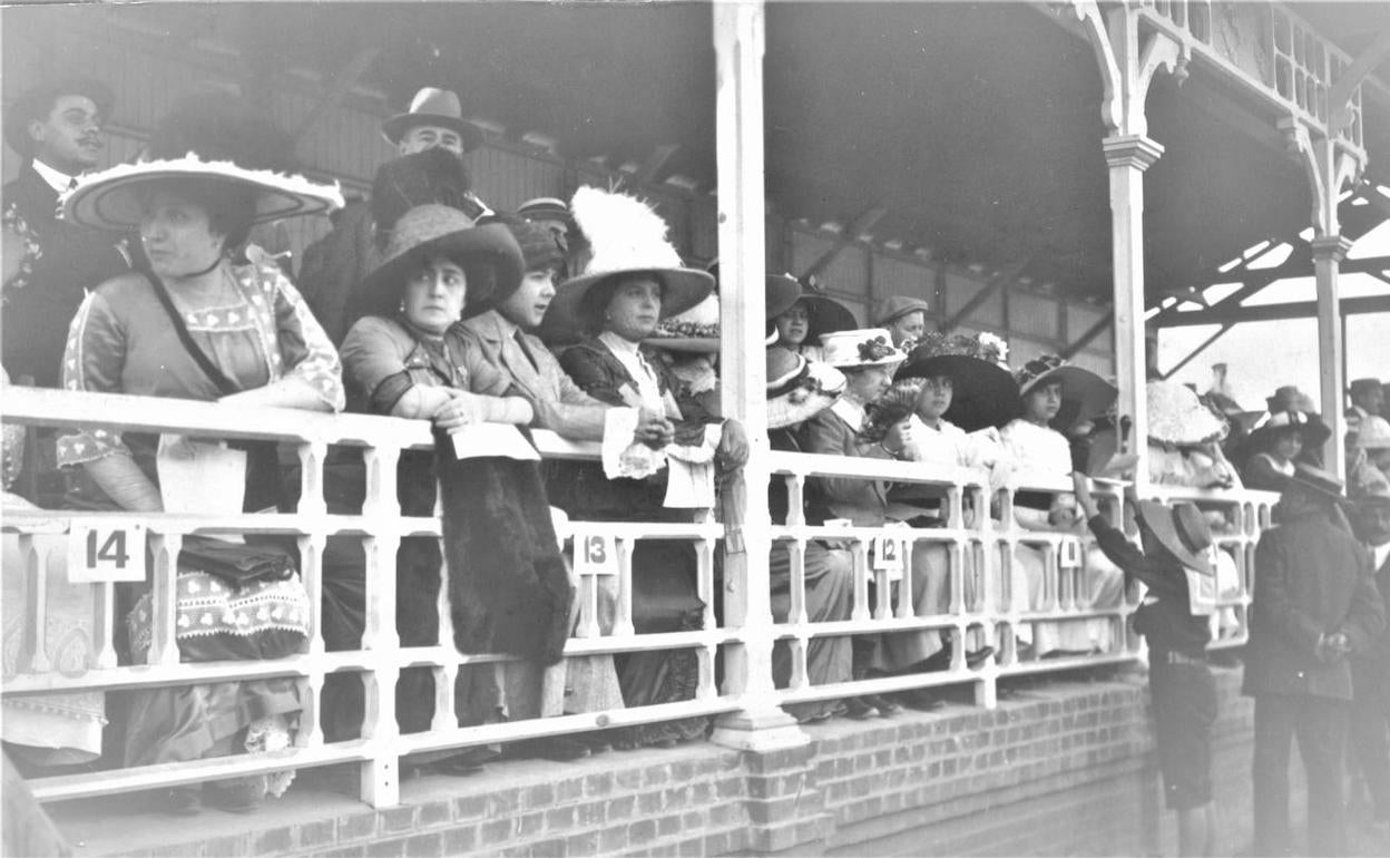 Público en los palcos del antiguo hipódromo de Valladolid. 