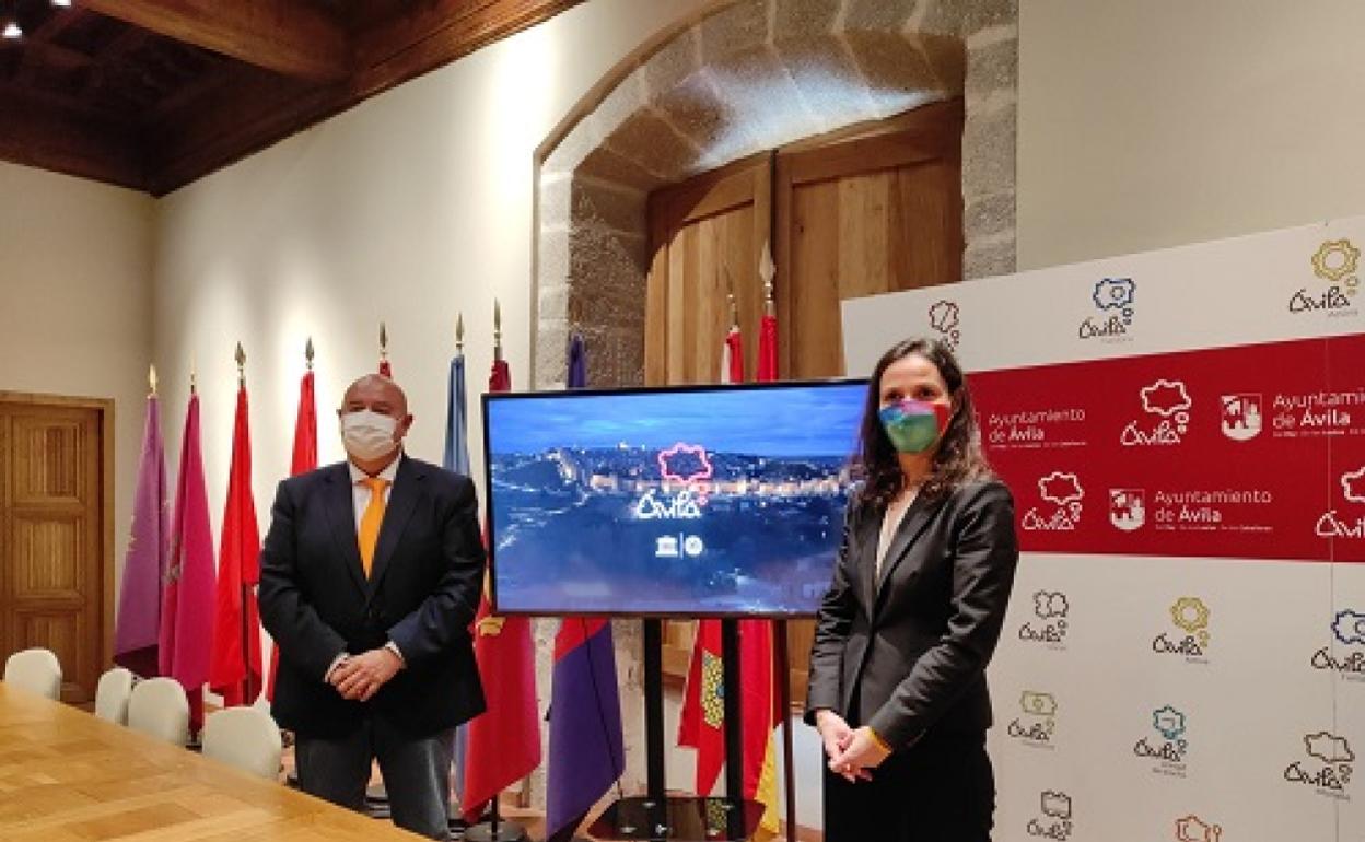 La teniente de alcalde de turismo, Sonsoles Prieto, junto con el concejal de turismo en el Ayuntamiento de Ávila, Carlos López, durante la presentación de la apuesta turística de Ávila en Fitur 2021