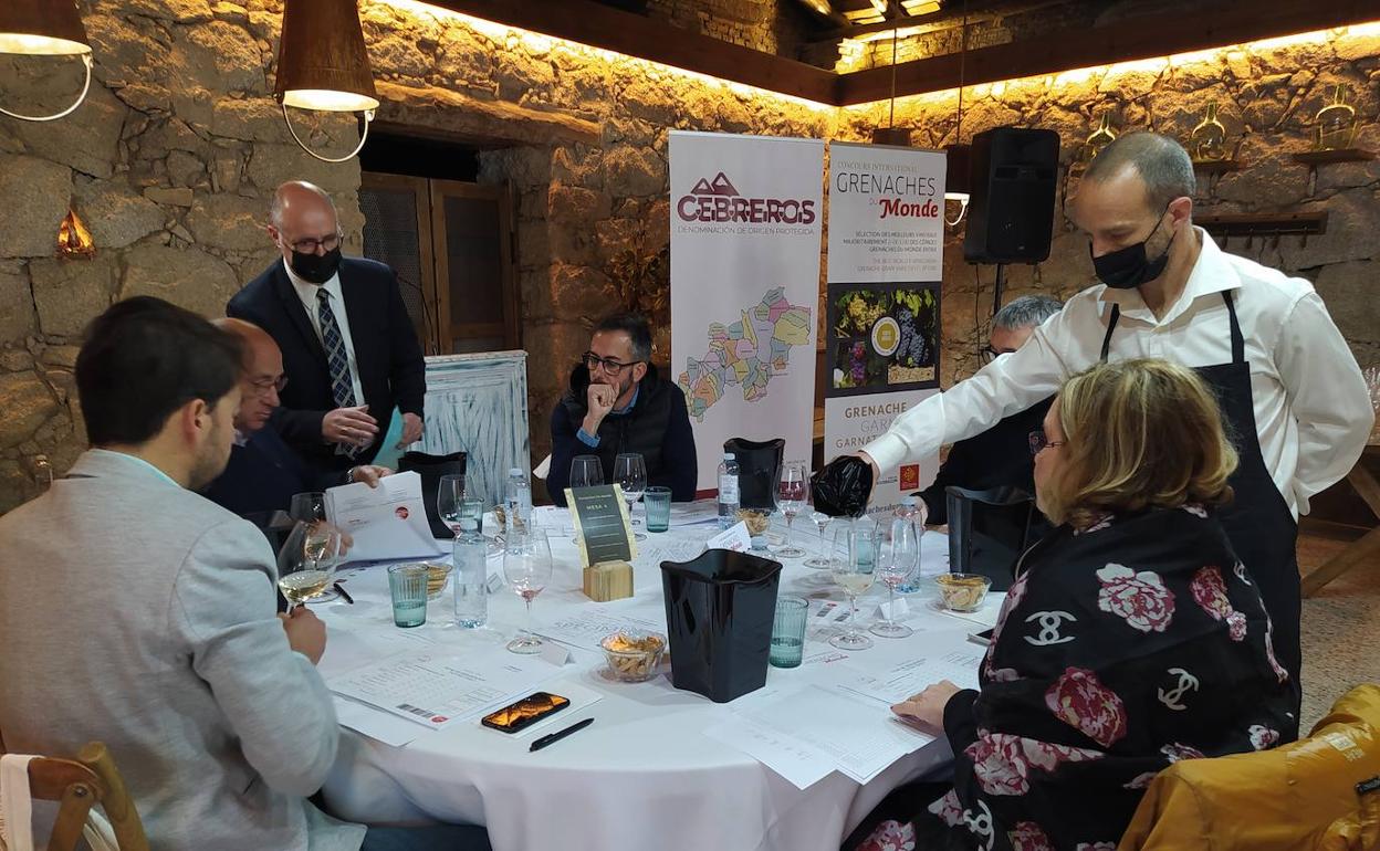 Una de las mesas de cata en la primera sesión del Concurso Garnachas del Mundo, celebrado el lunes en Cebreros. 