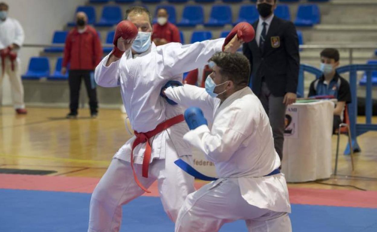 Dos karatekas luchan duarante los campeonatos del pasado domingo en el polideportivo Pilar Valderrama